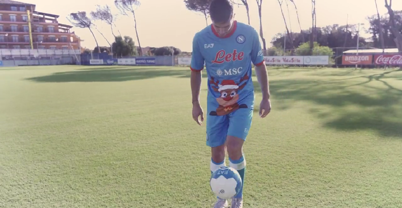 El futbolista del SSC Napoli luce la nueva camiseta navideña del equipo