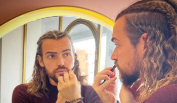 Valerio Scanu fa coming out chiedendo al compagno di sposarlo: video