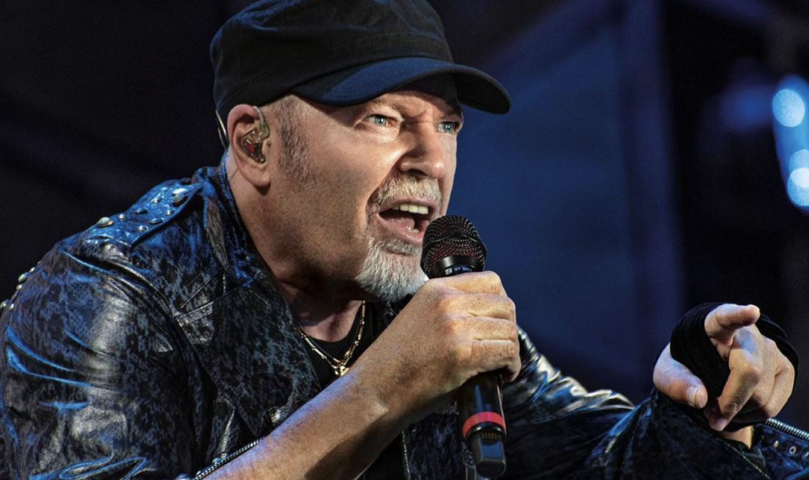 Primo piano di Vasco Rossi in concerto