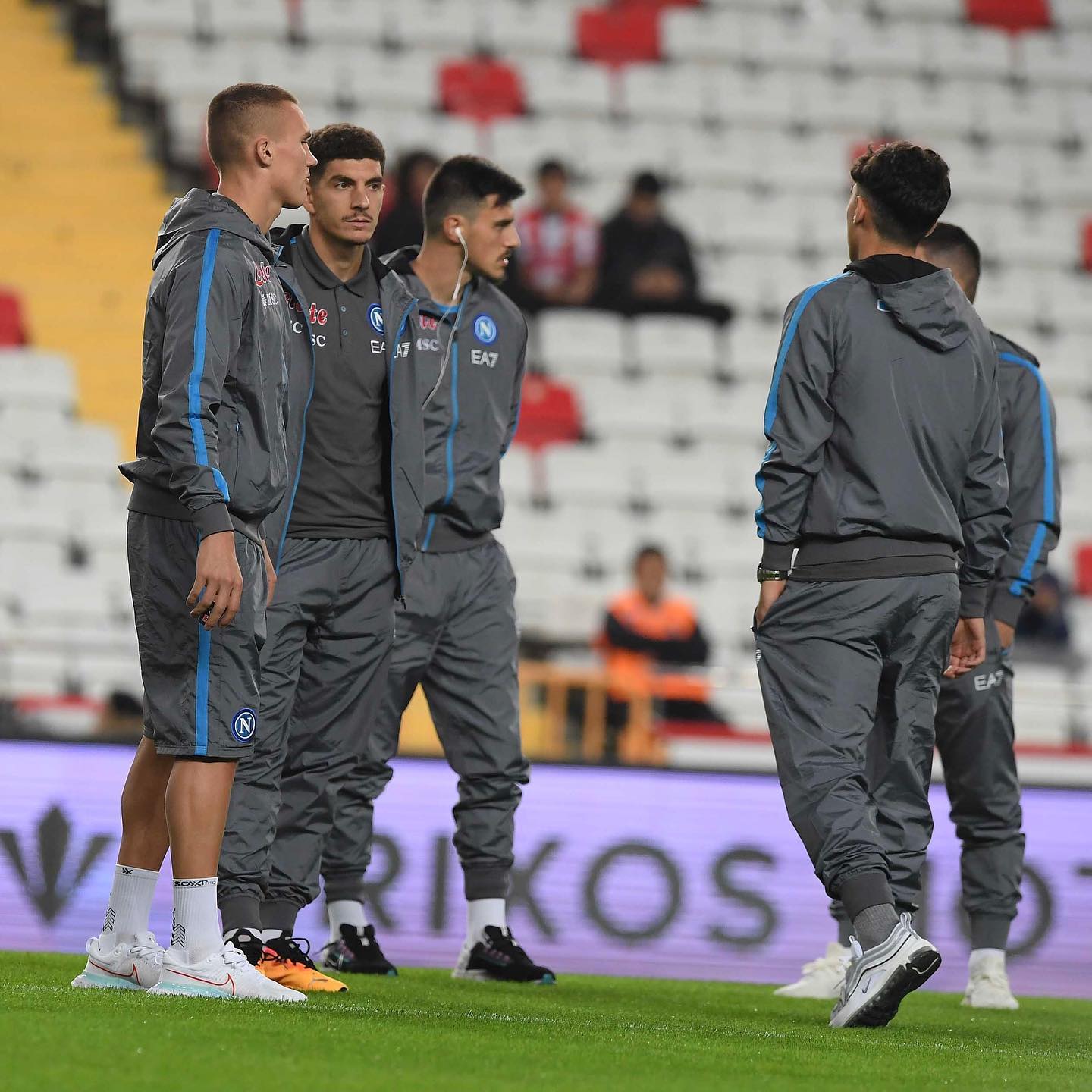 Jogadores de futebol do SSC Napoli em campo antes do início de uma partida