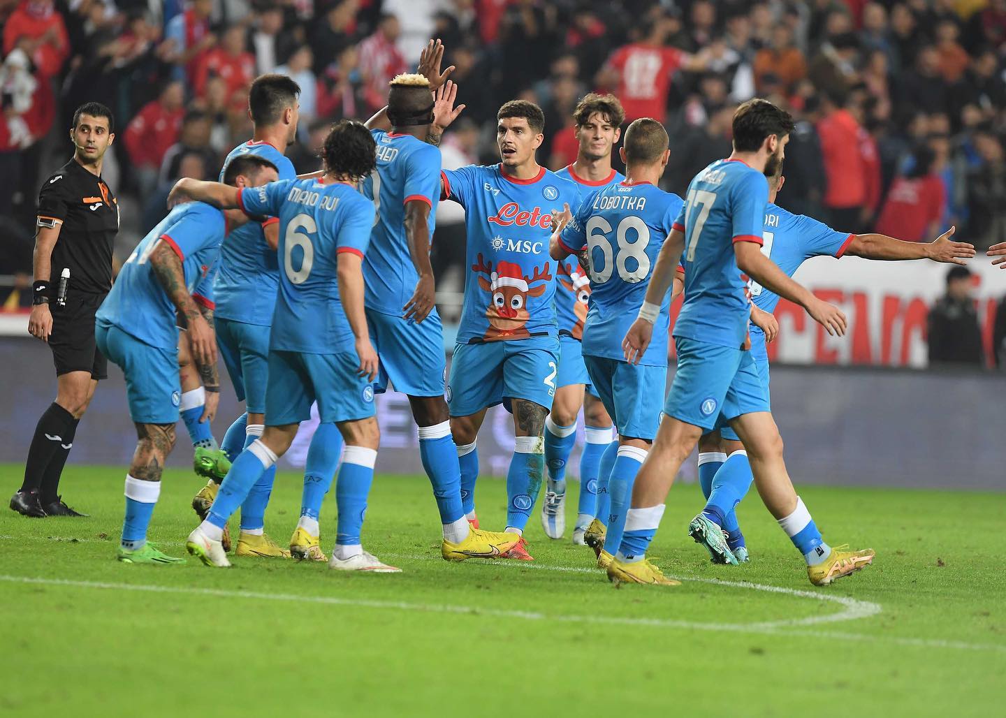 Jogadores do SSC Napoli comemoram após vitória