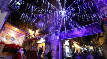 Die Luminarie di Maradona, die Weihnachtsbeleuchtung wird im Spanischen Viertel eingeschaltet