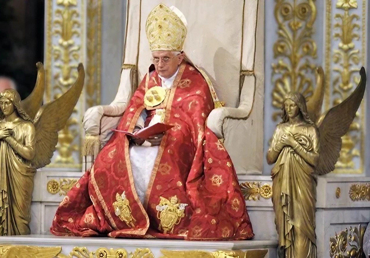 Papa Ratzinger veste o manto papal