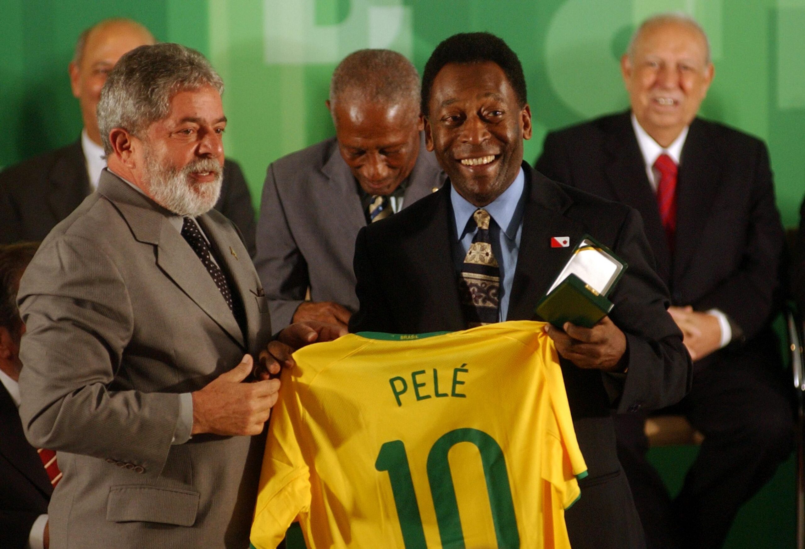 Pele und Lula auf einem Foto, auf dem sie das Trikot des Spielers halten