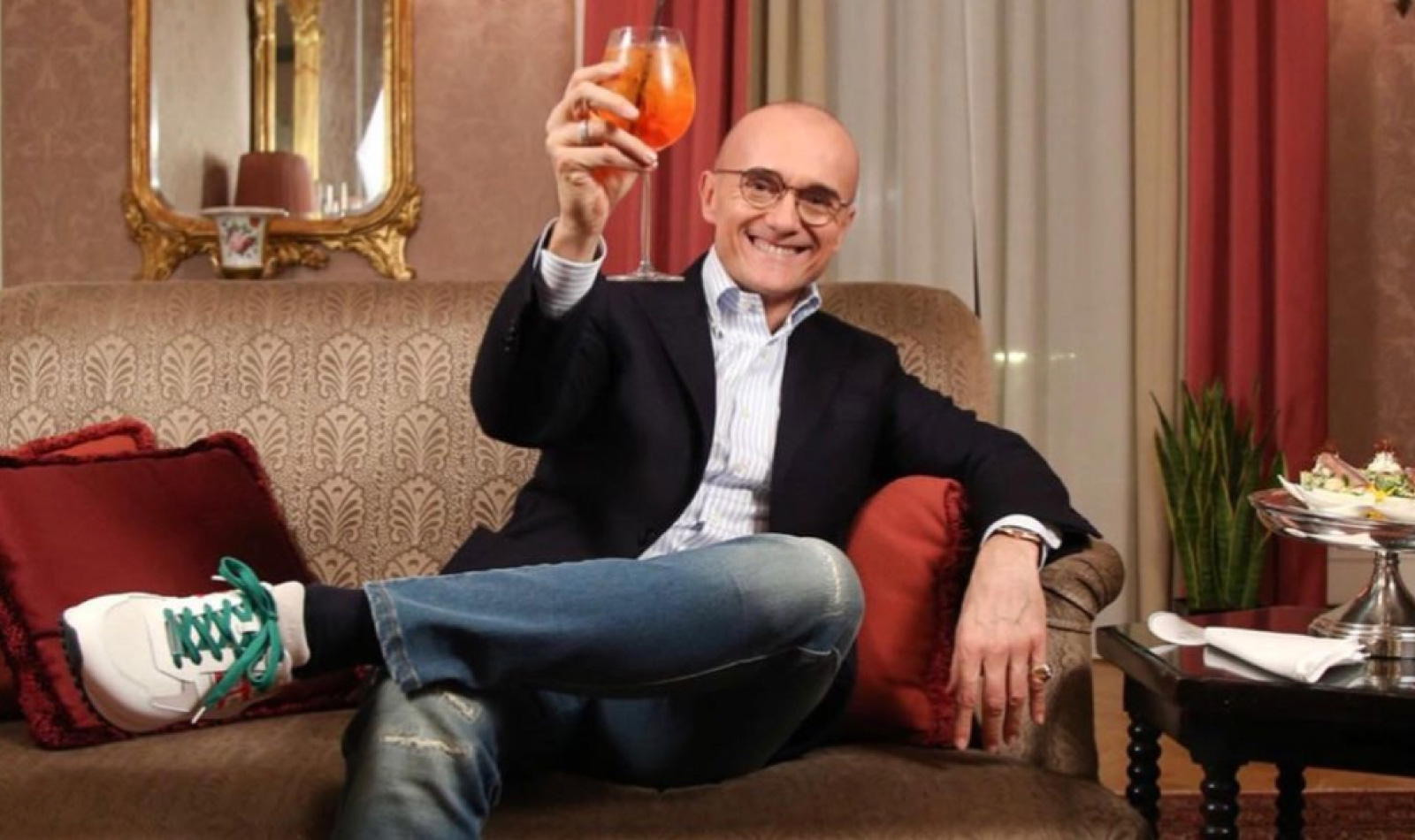 Photo of Alfonso Signorini toasting