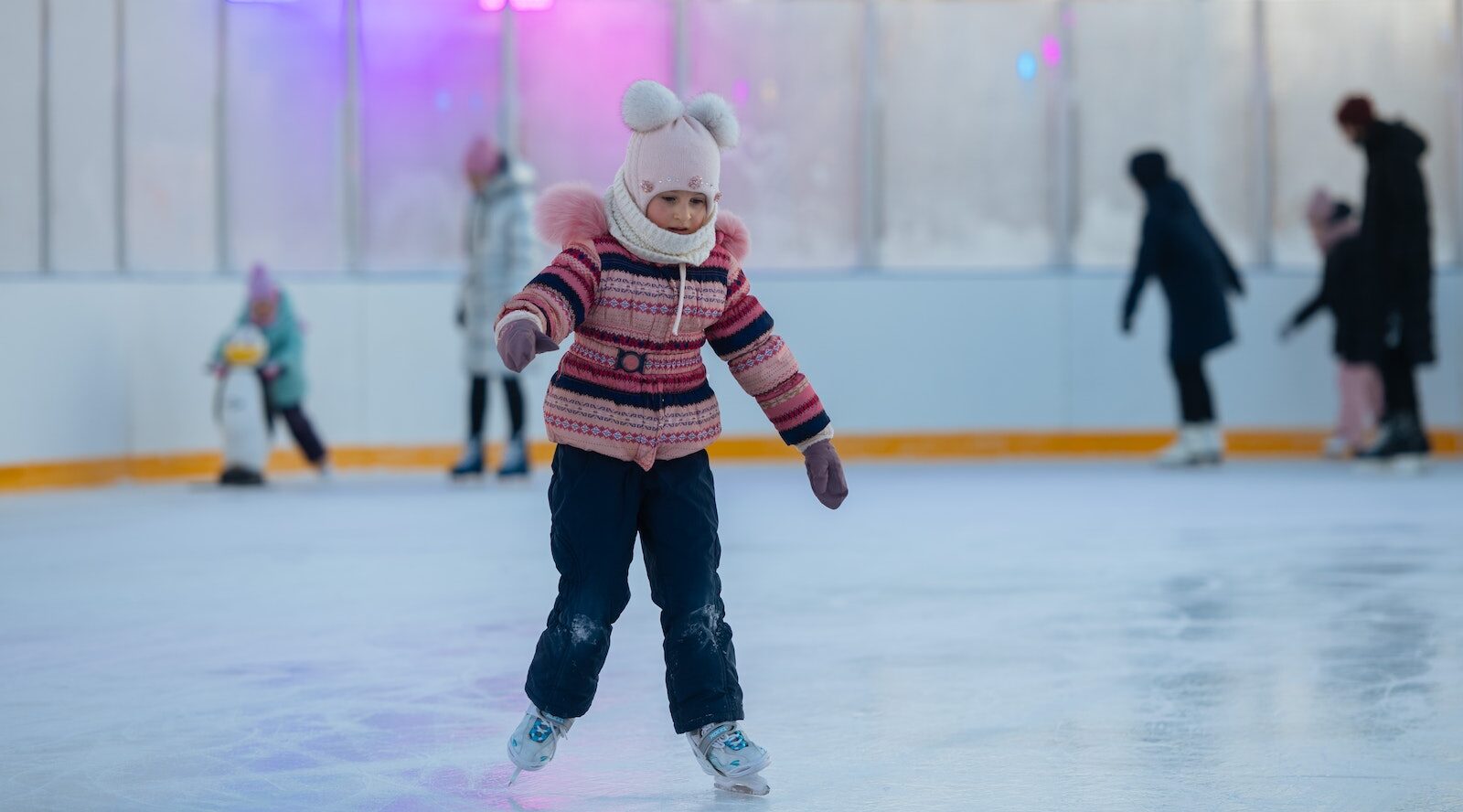 Niña patinando sobre hielo