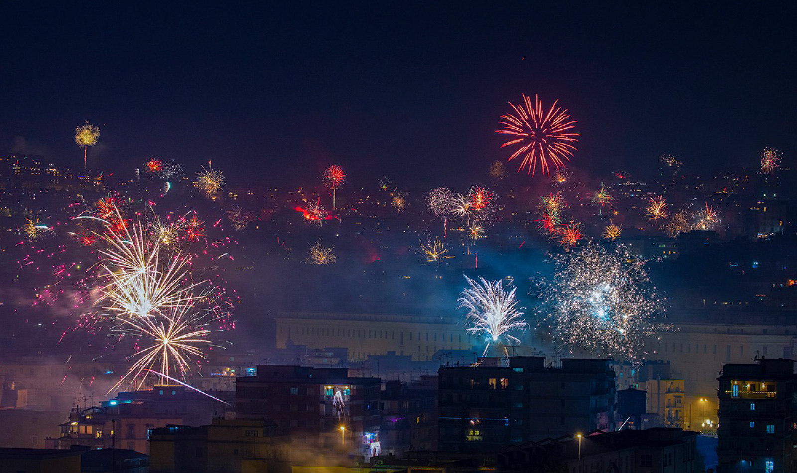 新年の花火でナポリのカルロ XNUMX 世広場