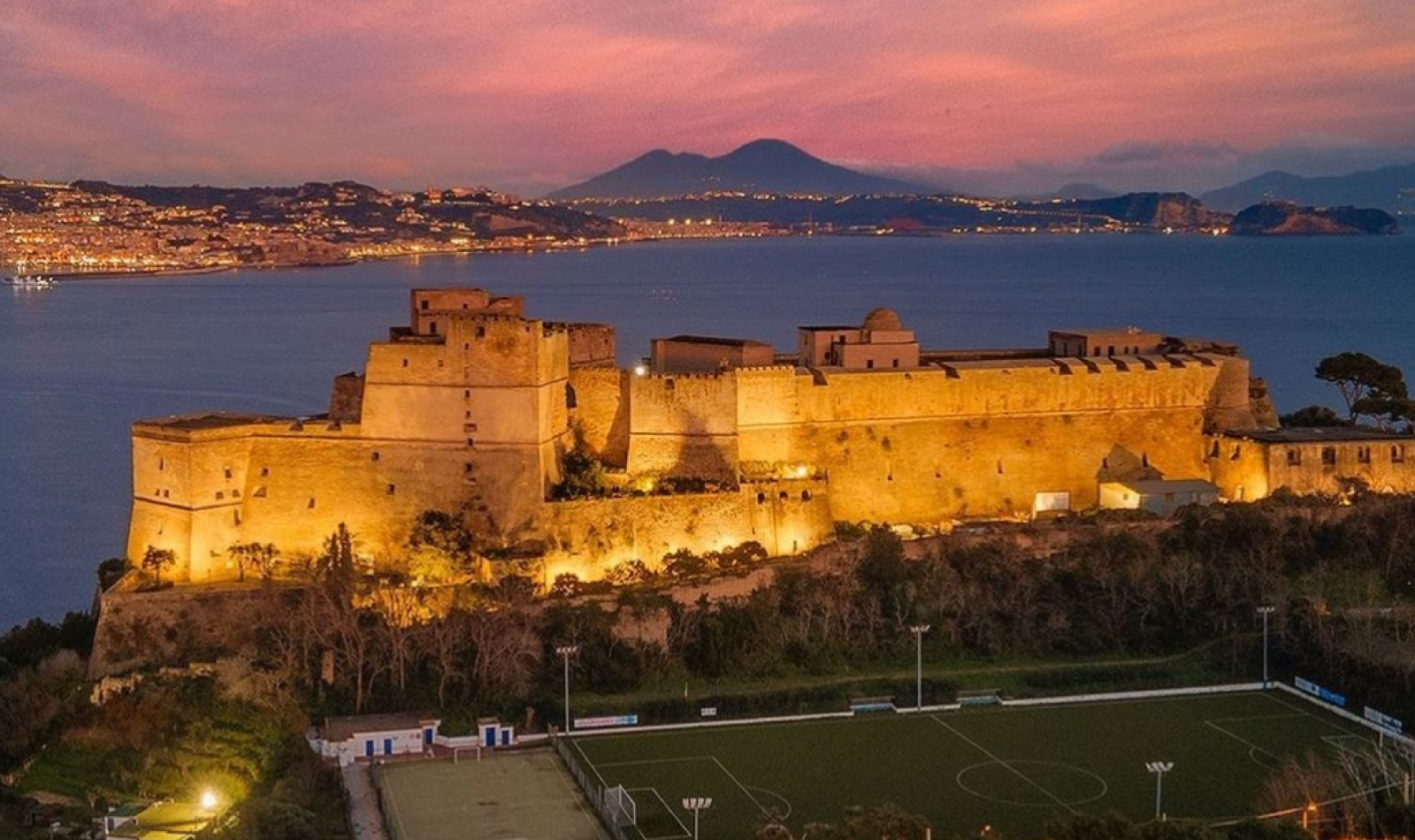 Castelo de Baia em Bacoli à noite