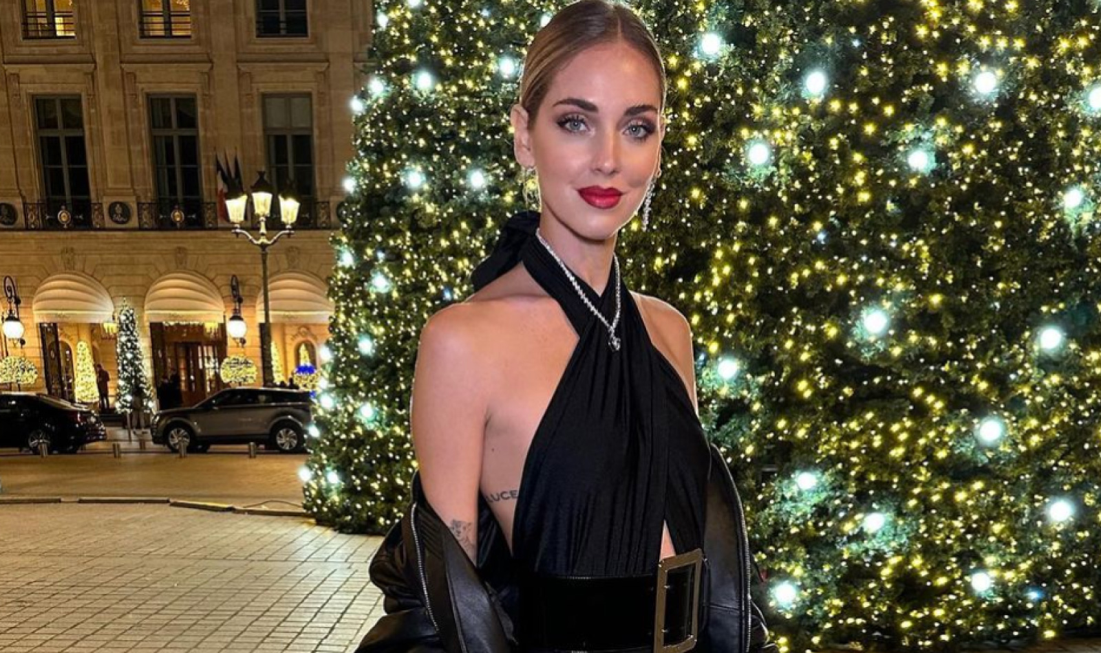 Foto di Chiara Ferragni vicino albero di Natale