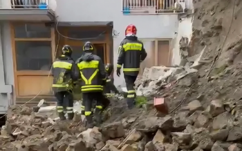 Crollo al Corso Vittorio Emanuele, cede un muro di 10 metri