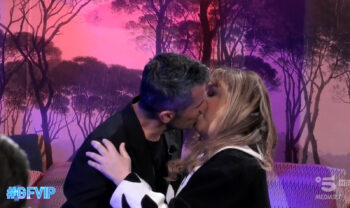 GF VIP, Mehmet esiste e si bacia con Gegia in diretta TV: video