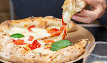 Neapel gewinnt in der Weltrangliste der besten Pizzen 2022!