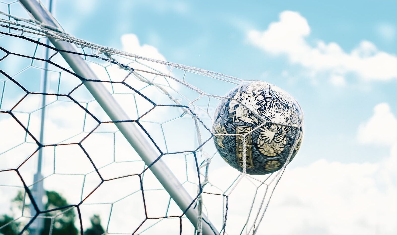 pallone di calcio che colpisce la rete