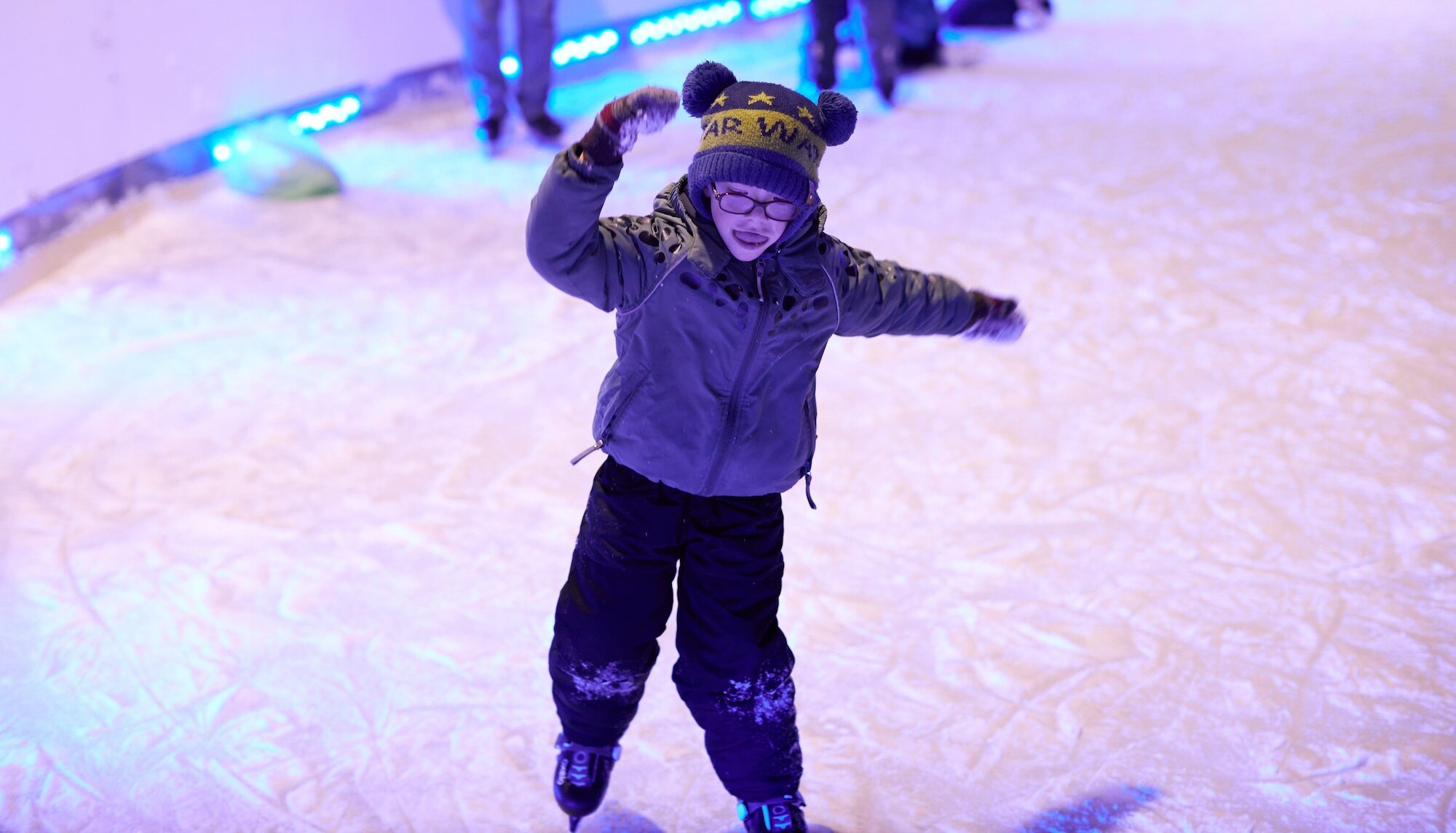 Kind beim Schlittschuhlaufen auf der Eisbahn