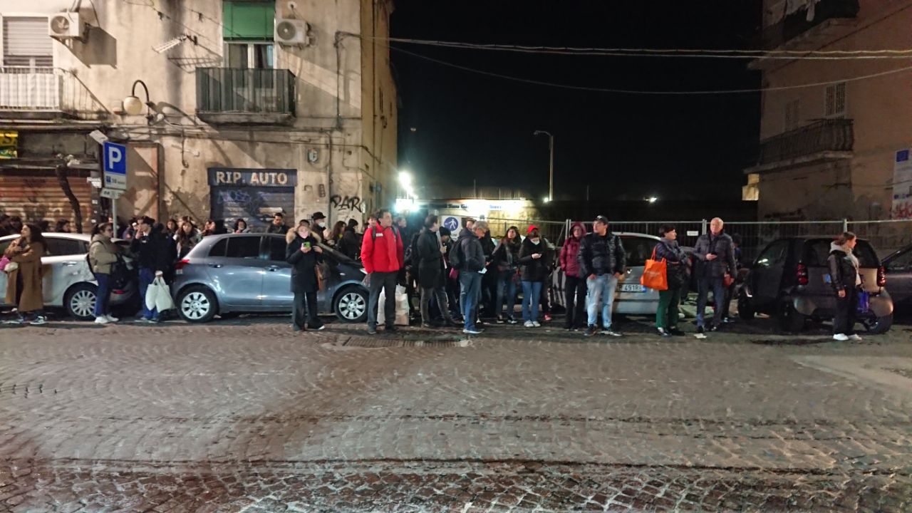 gente parada en san giovanni a teduccio por el metro parado