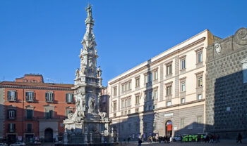 Neapel, Verkehrsgerät auf der Piazza del Gesù am 9. Juni anlässlich des Goran Bregovic-Konzerts