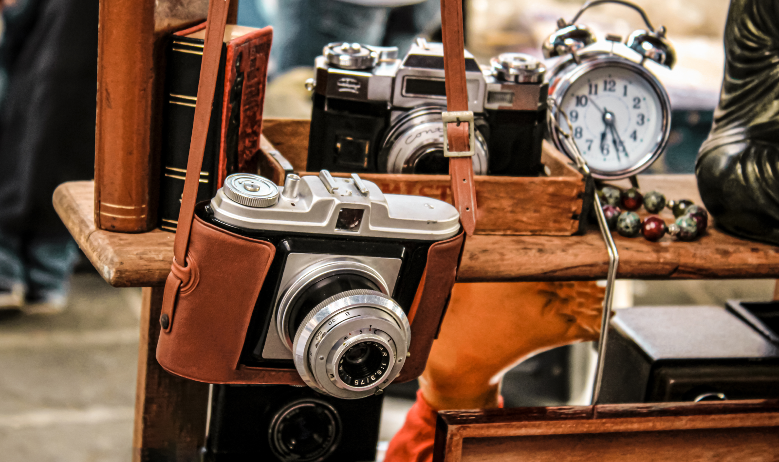 Produits vintage exposés sur un étal de brocante