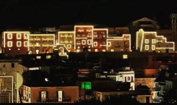 عيد الميلاد في Rione Terra di Pozzuoli مع الأضواء والأسواق و House of Santa Claus