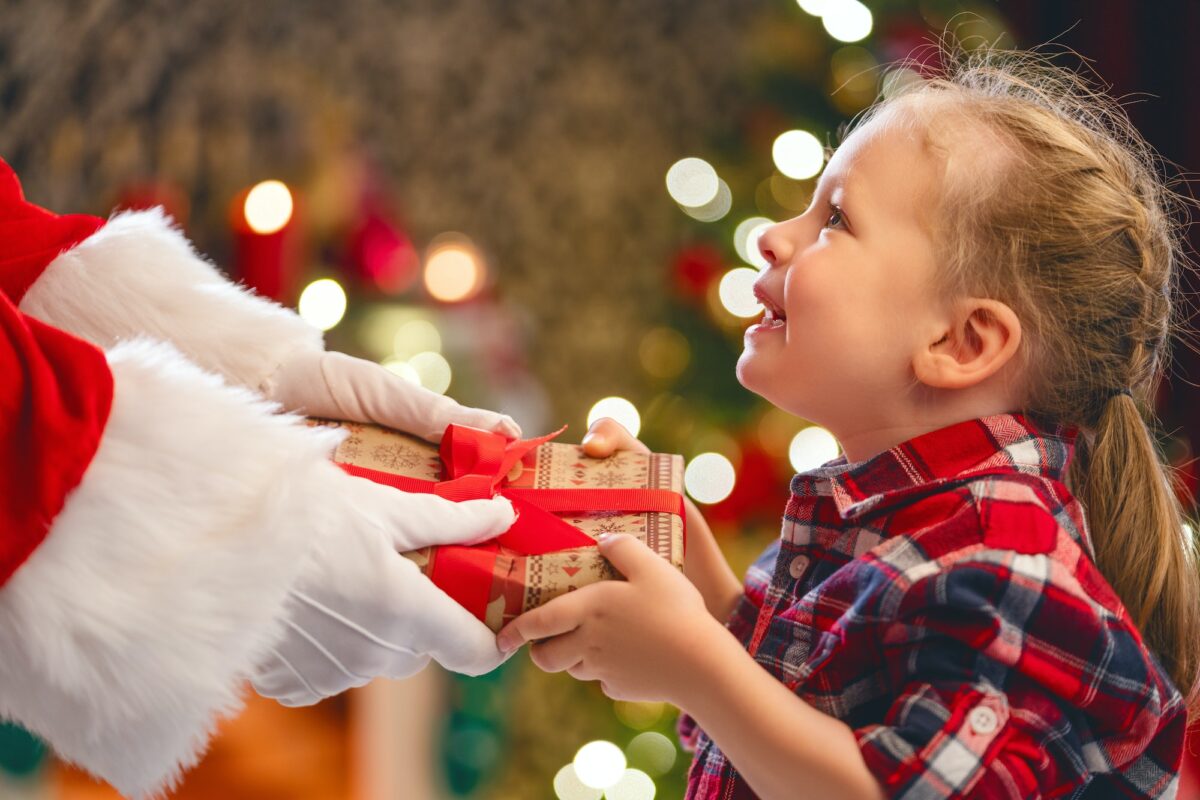 Papai Noel dá um presente para uma garotinha