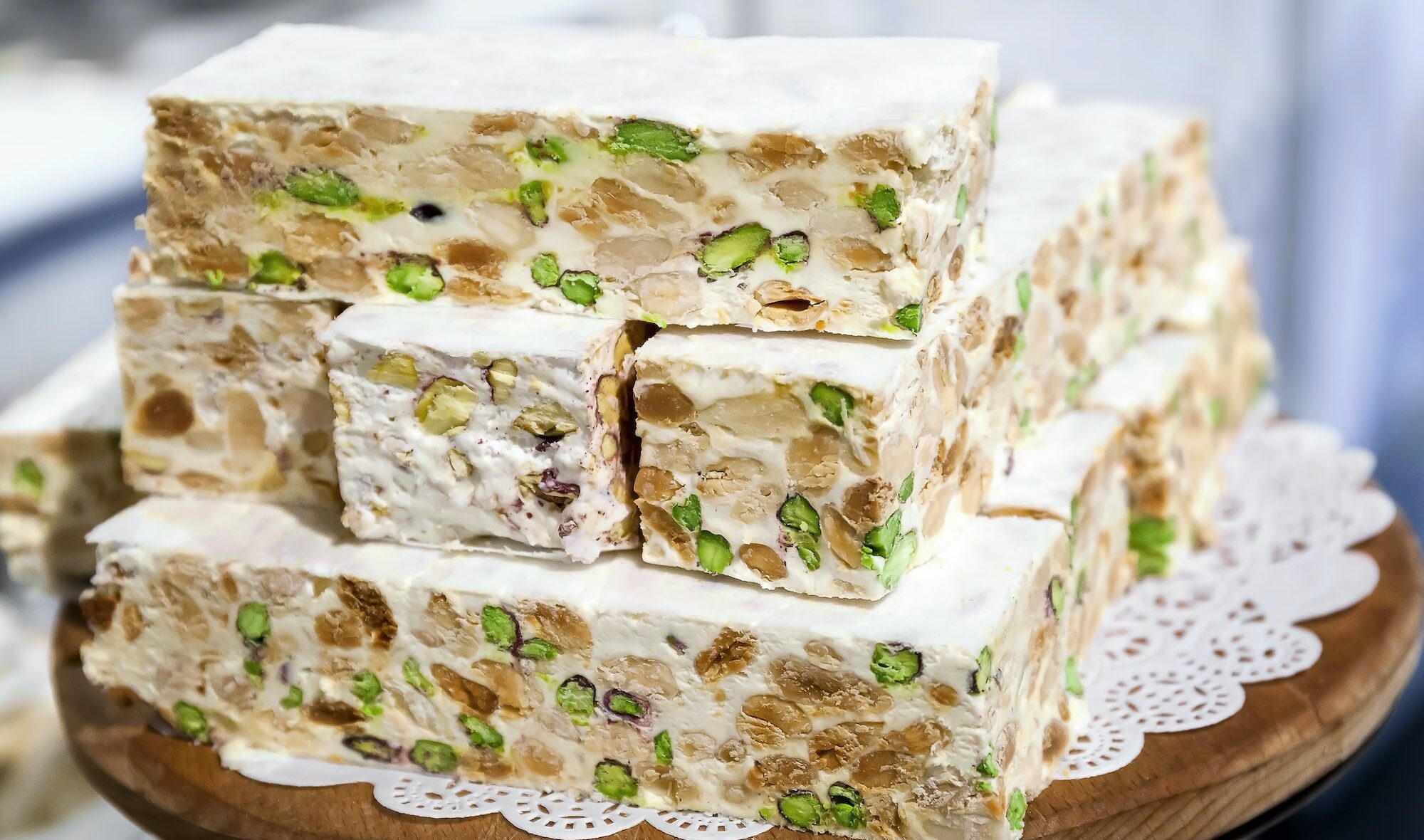 Turrón con pistacho y chocolate blanco