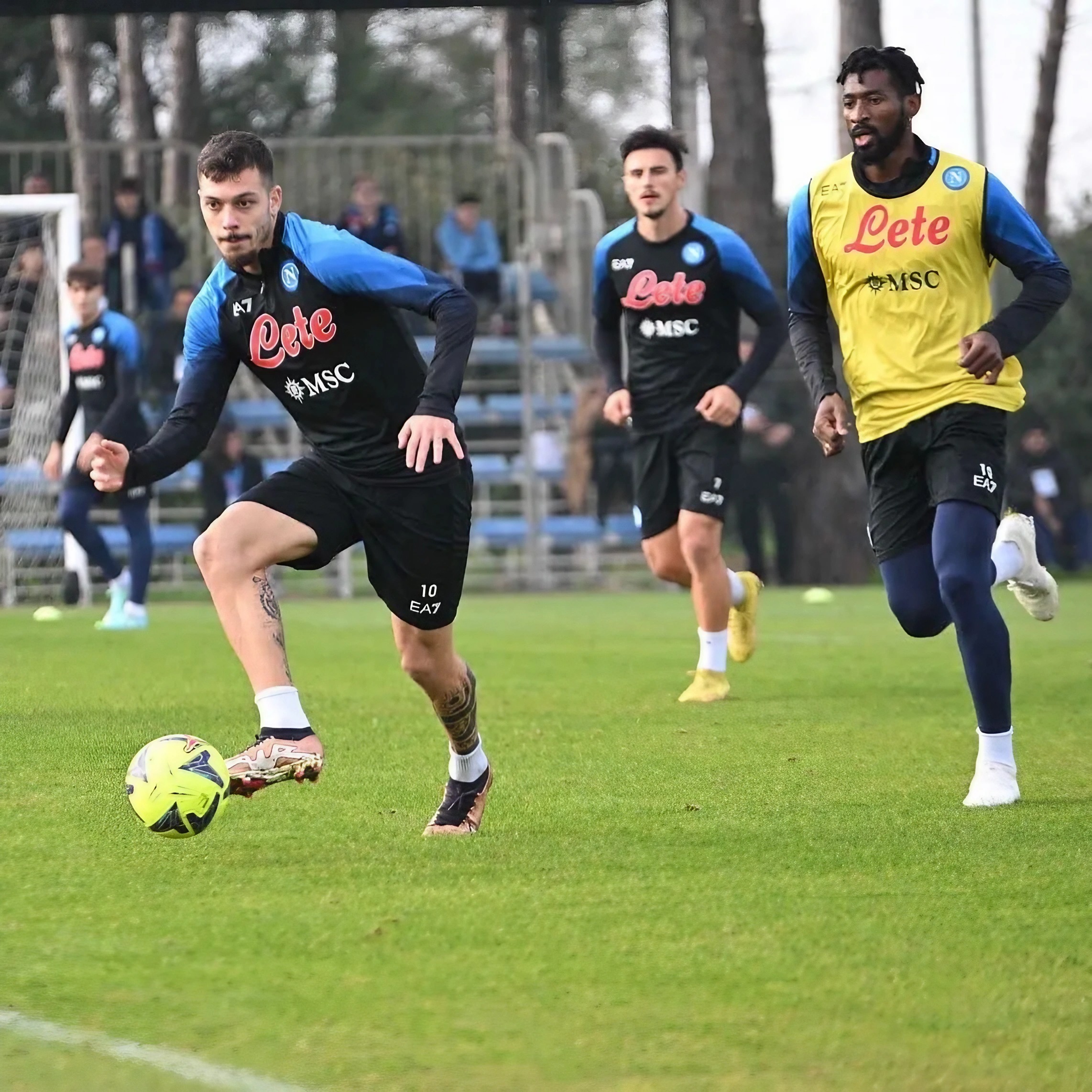 Gaetano, Anguissa e Elmas, jogadores do SSC Napoli, em treino