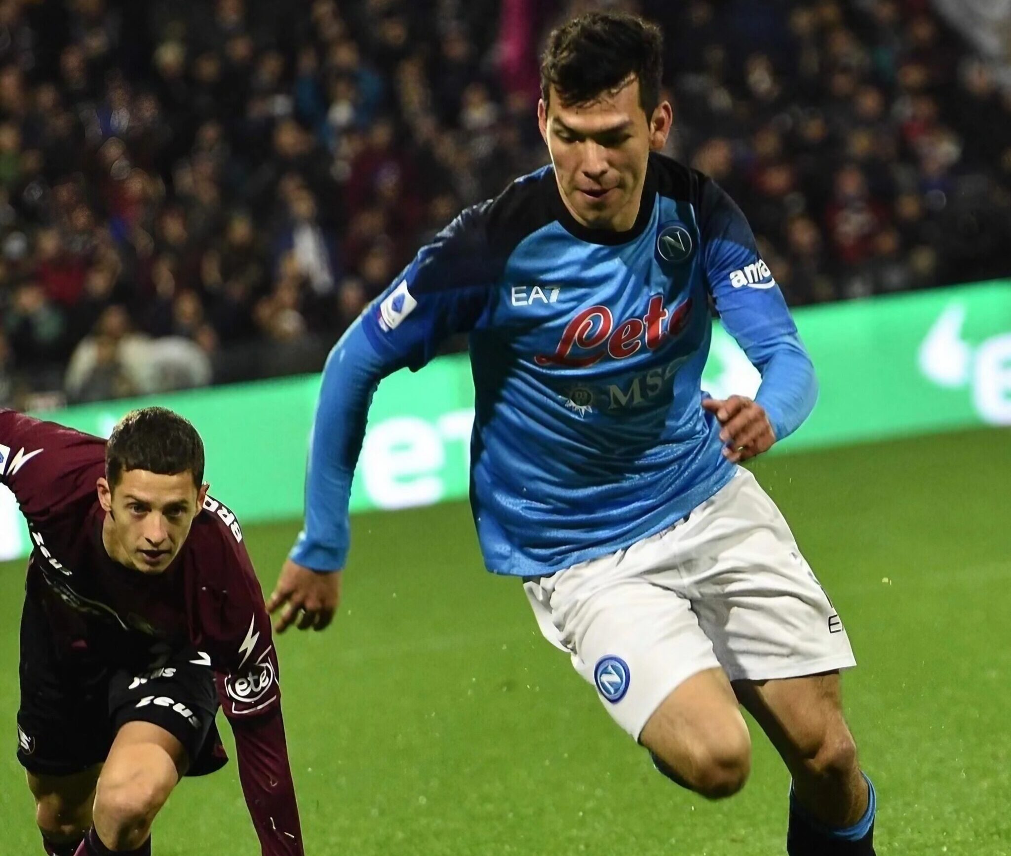 SSC Napoli 球员 Lozano 在与 Salernitana 球员的比赛中