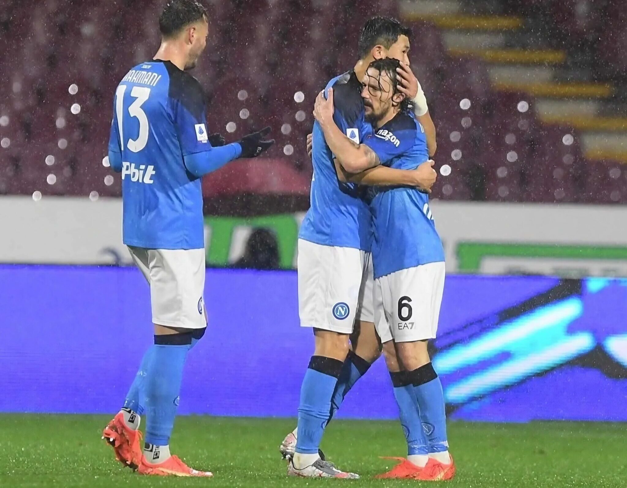 Abbraccio tra i calciatori Mario Rui, Kim Minjae e Rrahmani dell'SSC Napoli