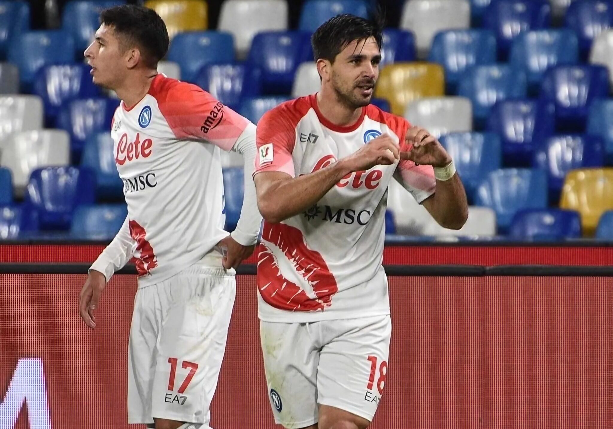 Simeone, futbolista del SSC Napoli, celebra tras un gol