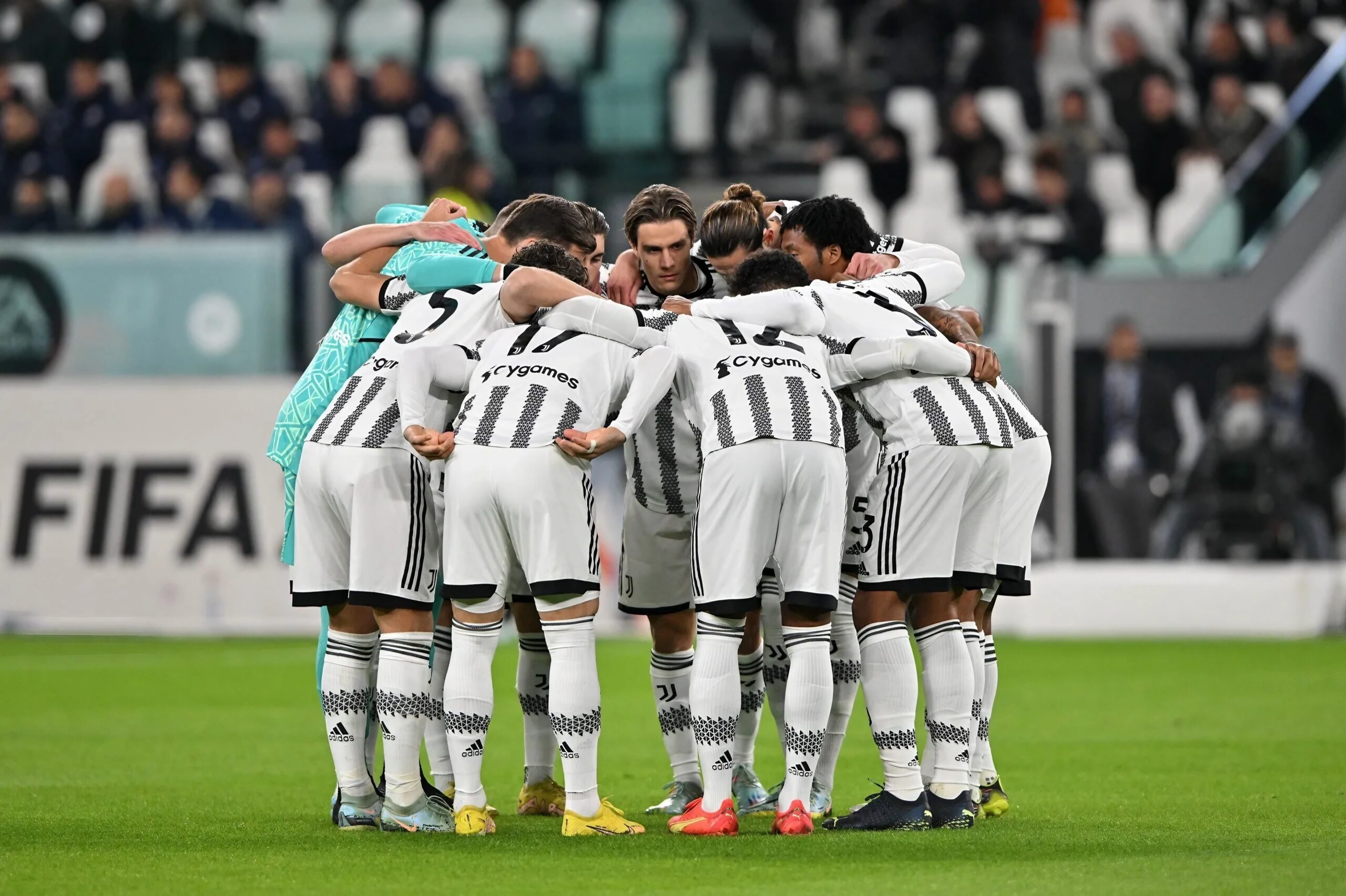 Juventus players hug each other in a circle