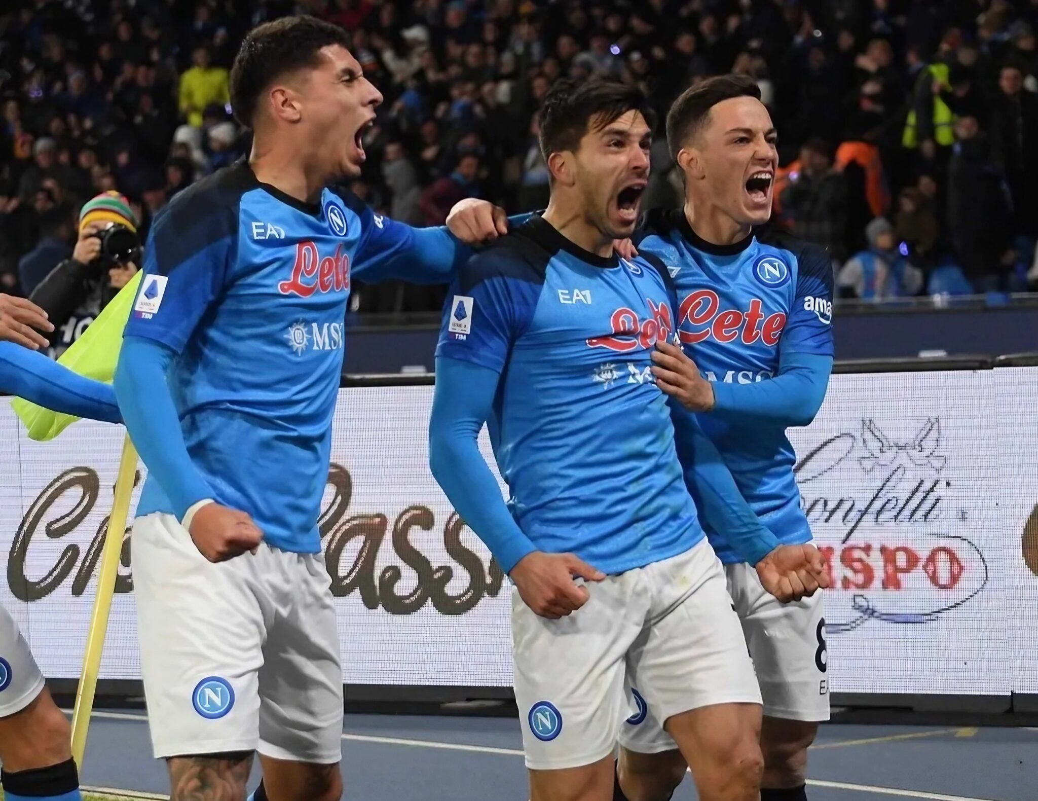 Simeone, Olivera e Raspadori, jogadores do SSC Napoli, comemoram após um gol