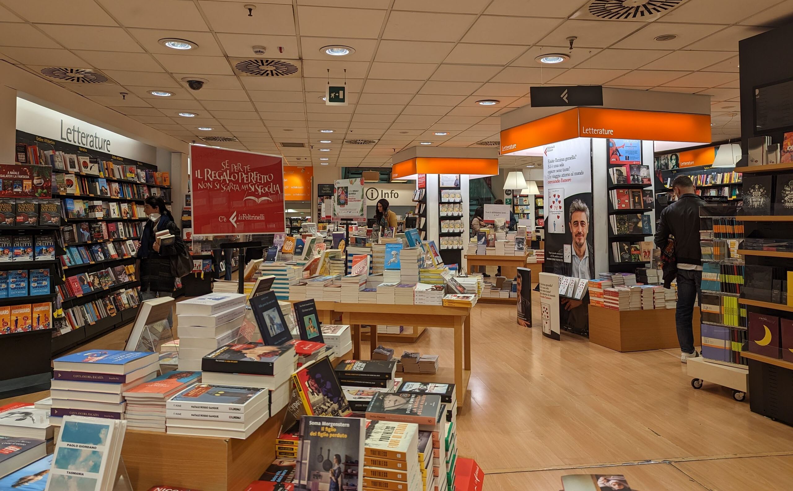 Interior do Feltrinelli em Nápoles