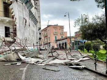 悪天候：ナポリでXNUMXつの崩壊、駐車中の車の損傷[ビデオ]