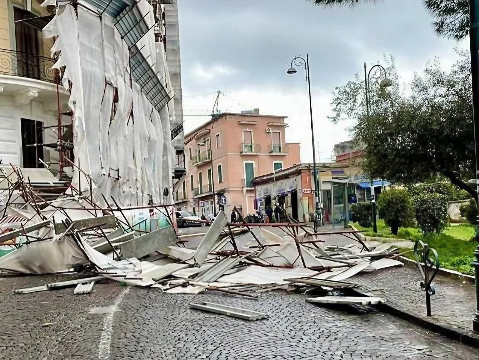 Vomero, via Aniello Falcone, l'impalcatura caduta