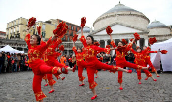 在那不勒斯的 Piazza del Plebiscito 广场举行的中国新年表演