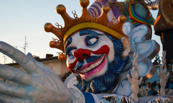 Der Karneval von Villa Literno mit Wagen, Live-Shows und Paraden