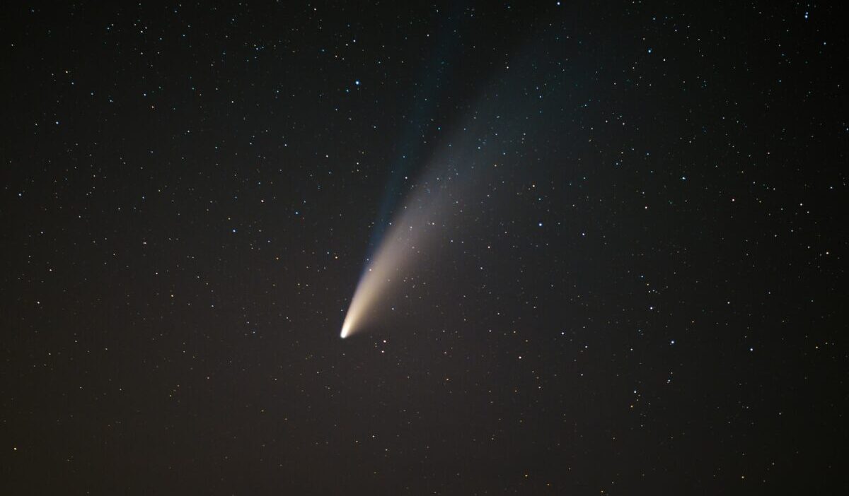 Cometa C2020F3 Neowise mostrando su cola iónica azul