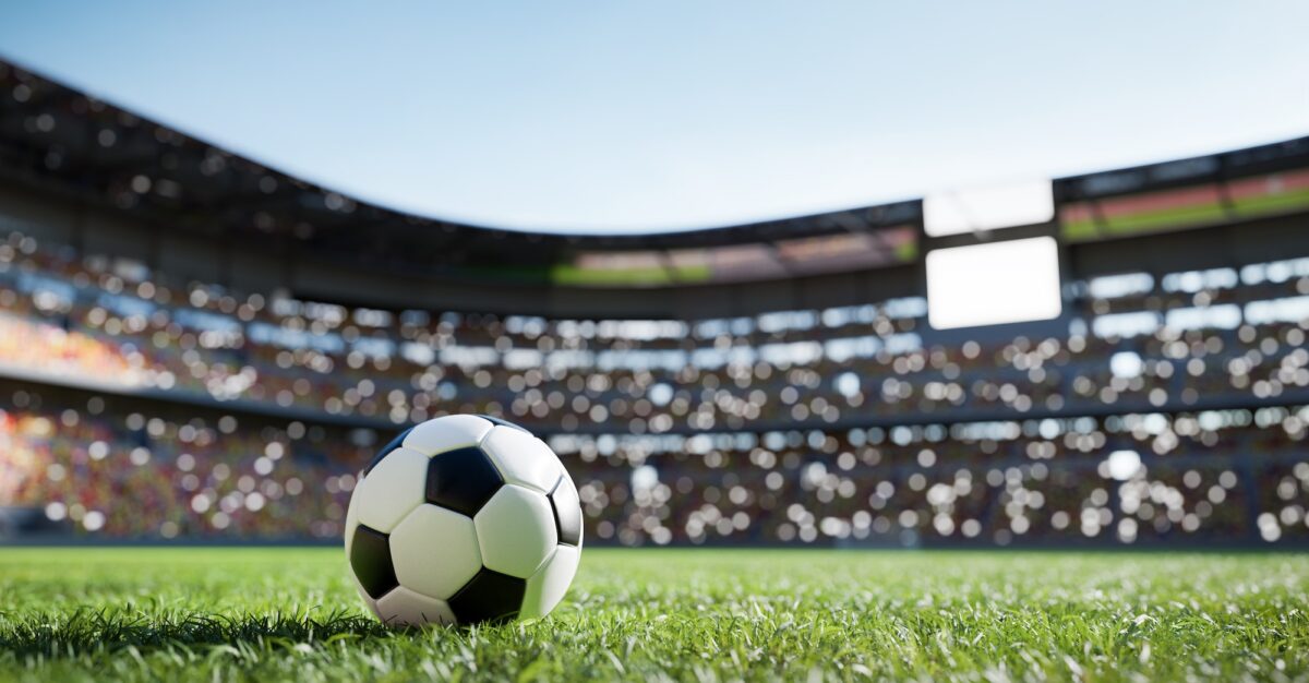 Fußball Fußball auf Rasenfläche im Stadion