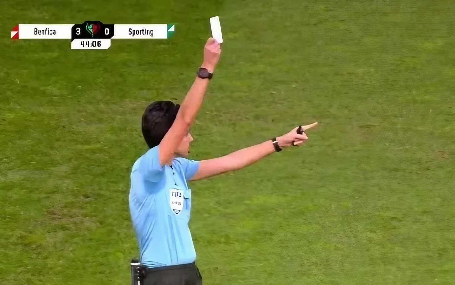 Arbitro di calcio estrae un cartellino bianco