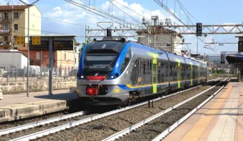 Neapel Hauptbahnhof, Fahrpläne und Zugfahrten variieren aufgrund von Modernisierungsarbeiten