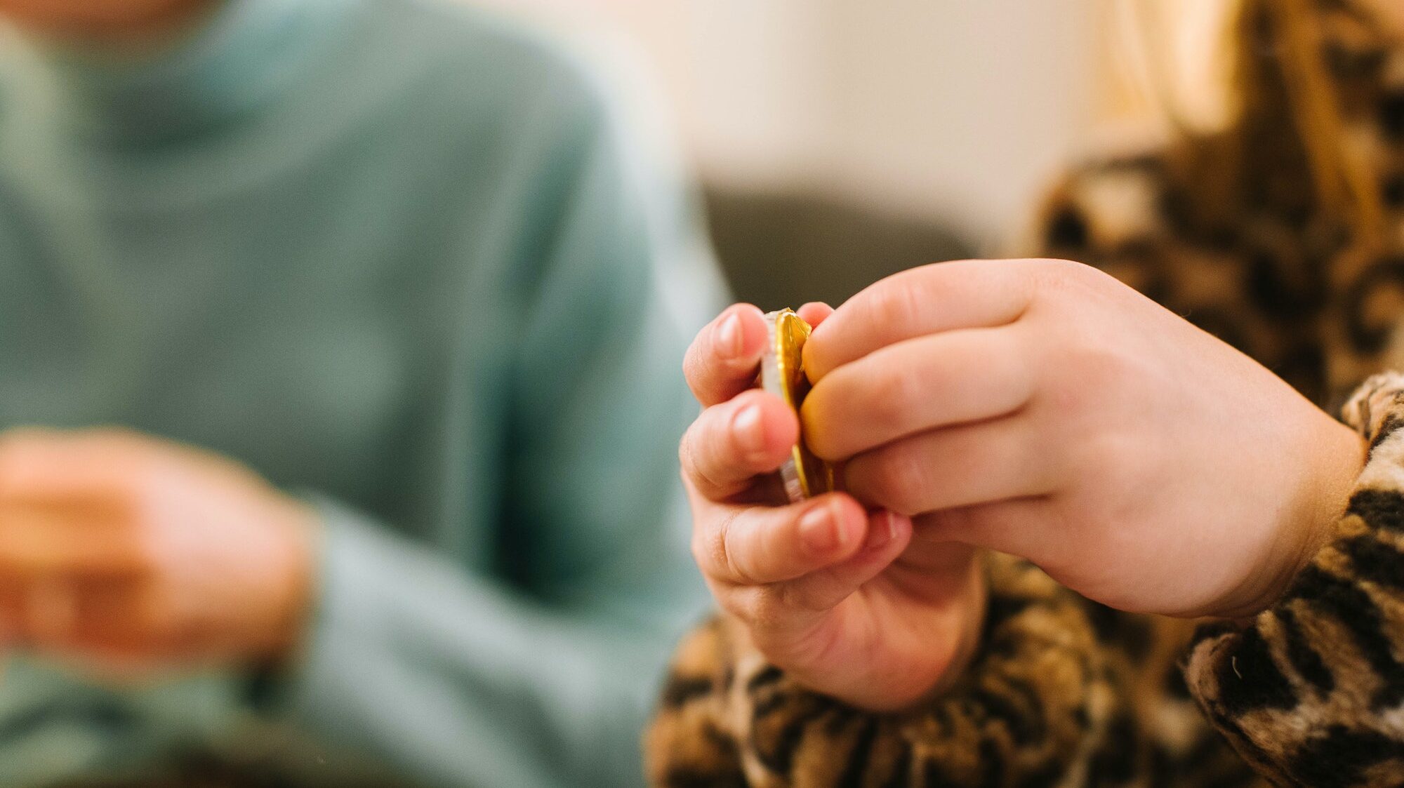 Kinder, die Schokolade essen