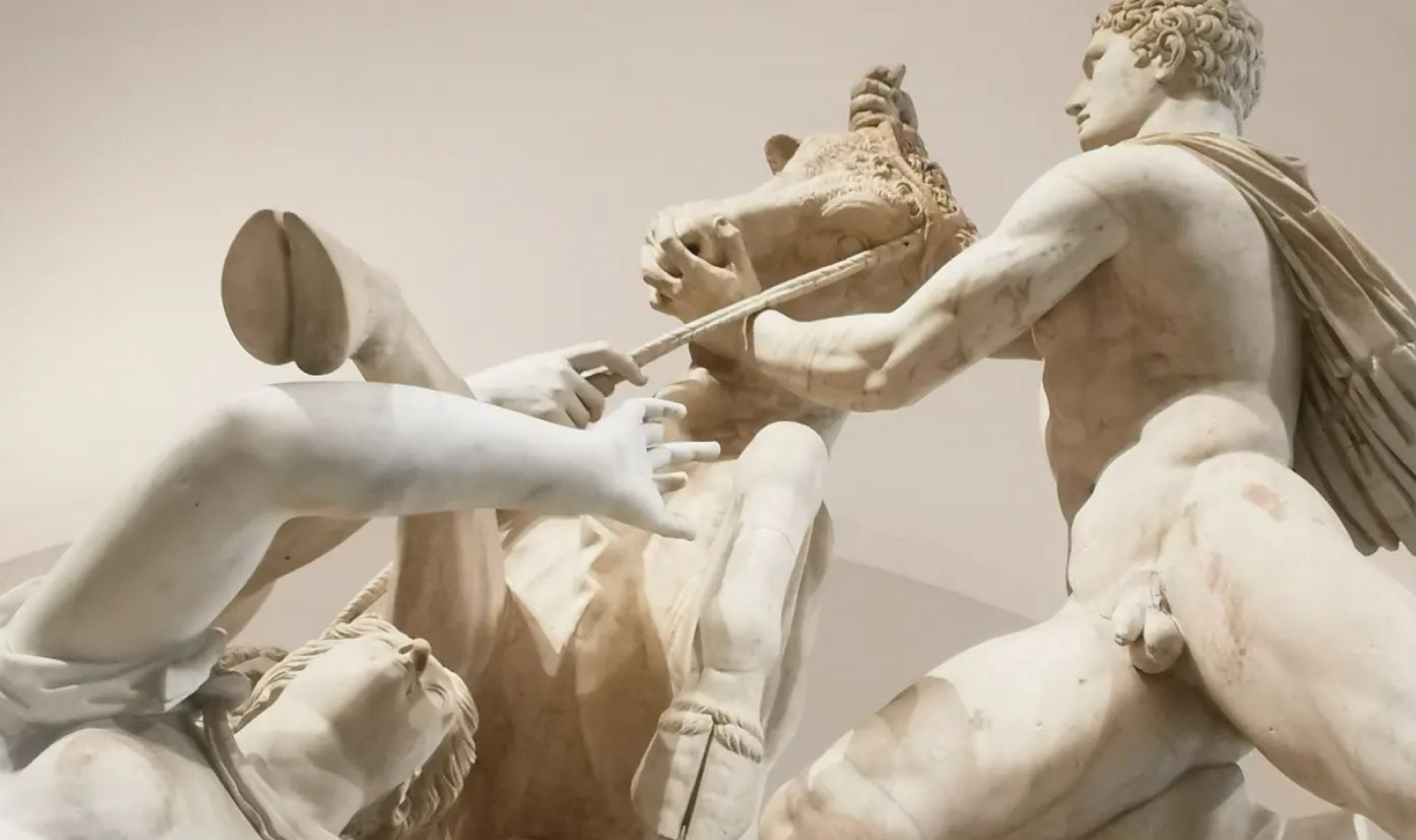 Skulptur des Farnese-Stiers im MANN