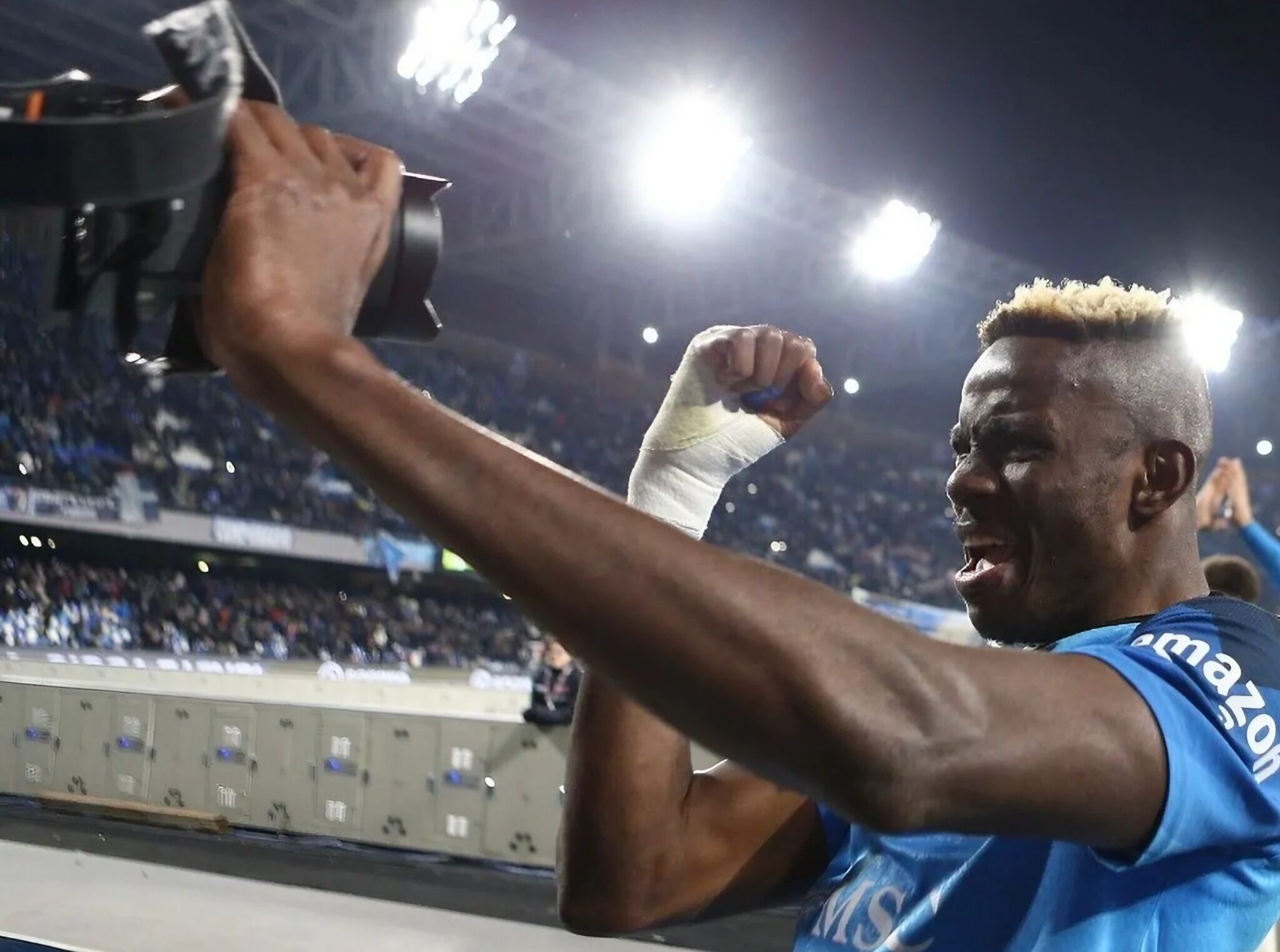 Osimhen, jogador do SSC Napoli, se alegra após uma vitória