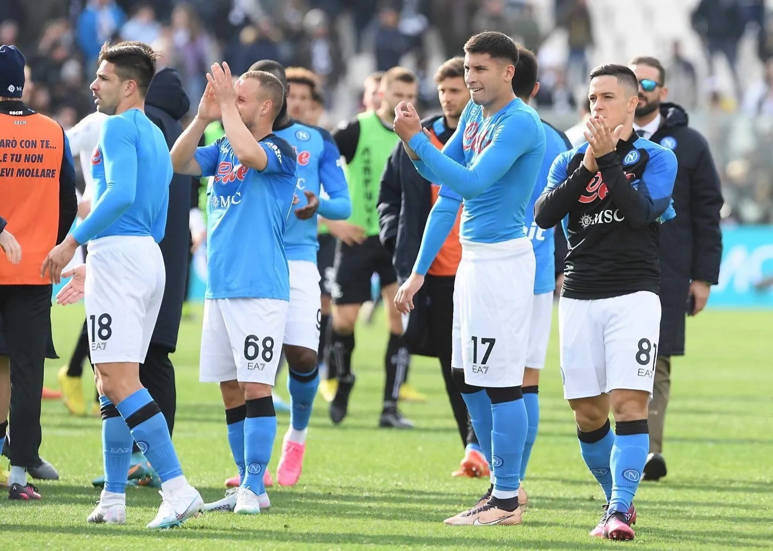 Calciatori SSC Napoli festeggiano dopo una vittoria