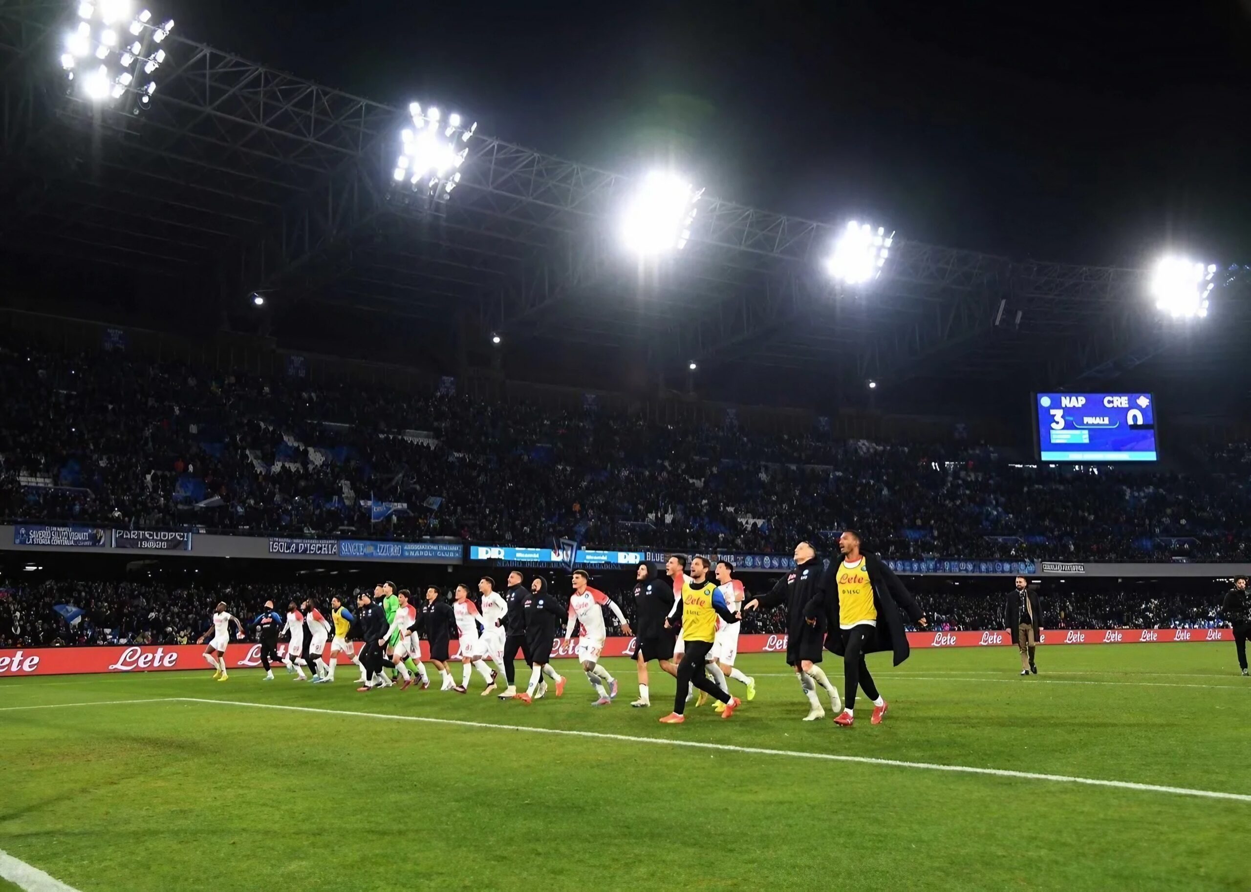 Calciatori SSC Napoli esultano sotto la curva dopo una vittoria