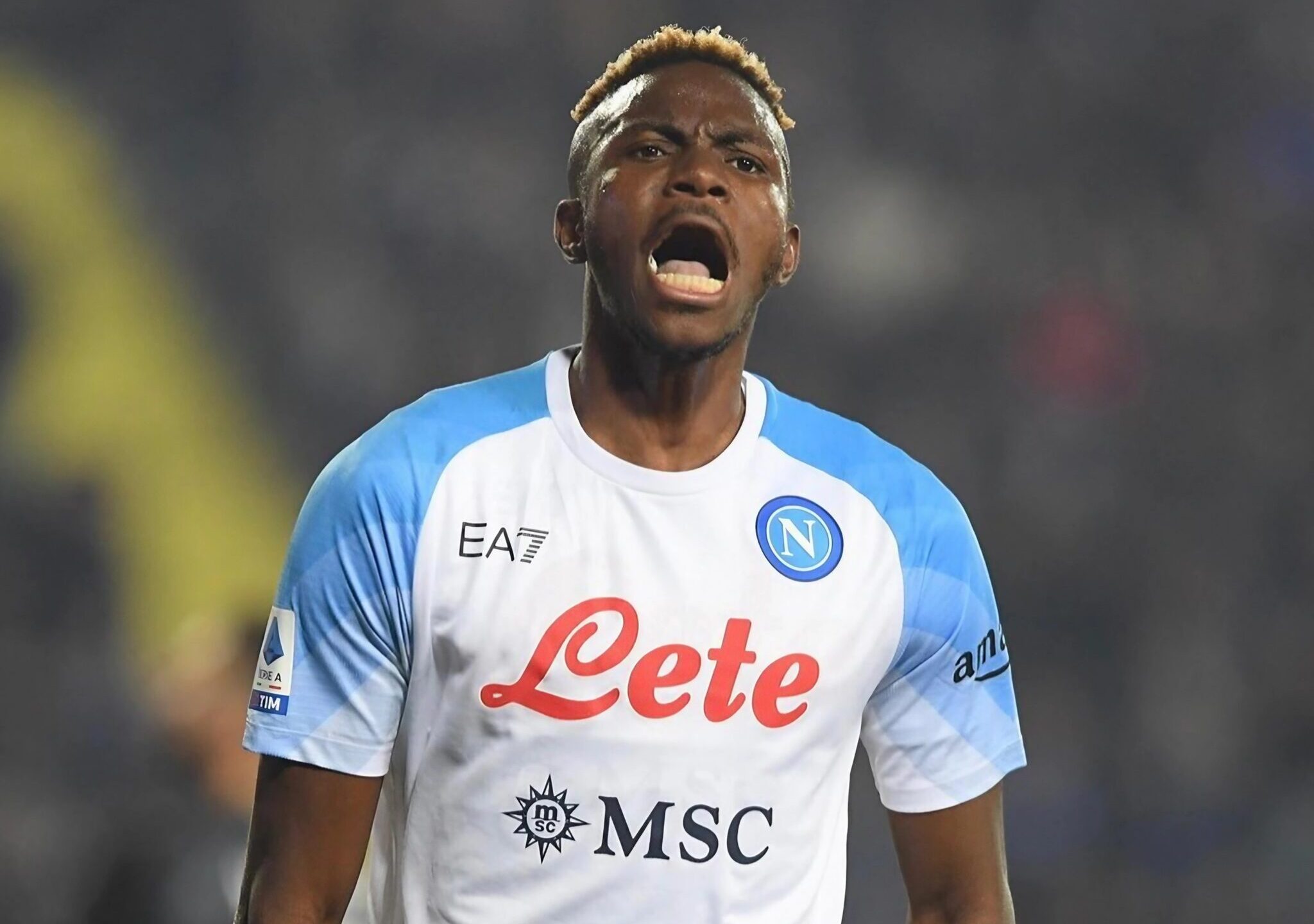 Victor Osimhen, jogador do SSC Napoli, comemora após um gol