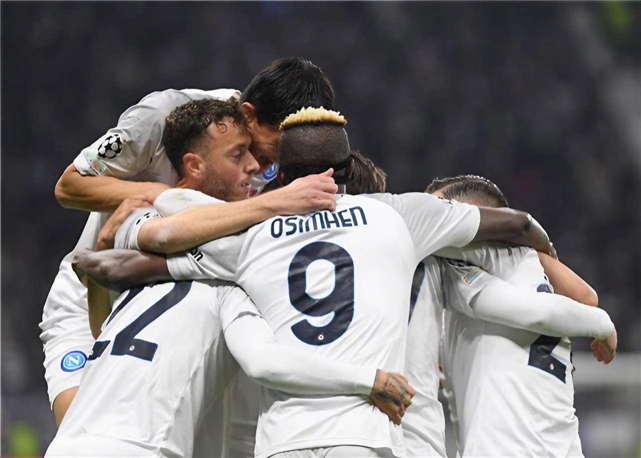 SSC Napoli players cheering after a goal