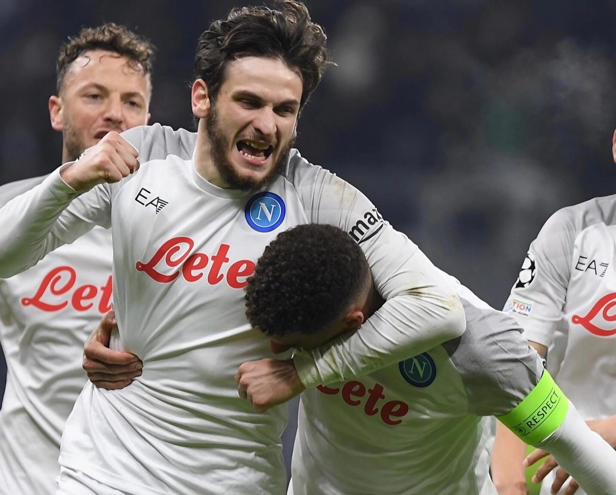 Kvatarskhelia, futbolista del SSC Napoli, celebra tras un gol