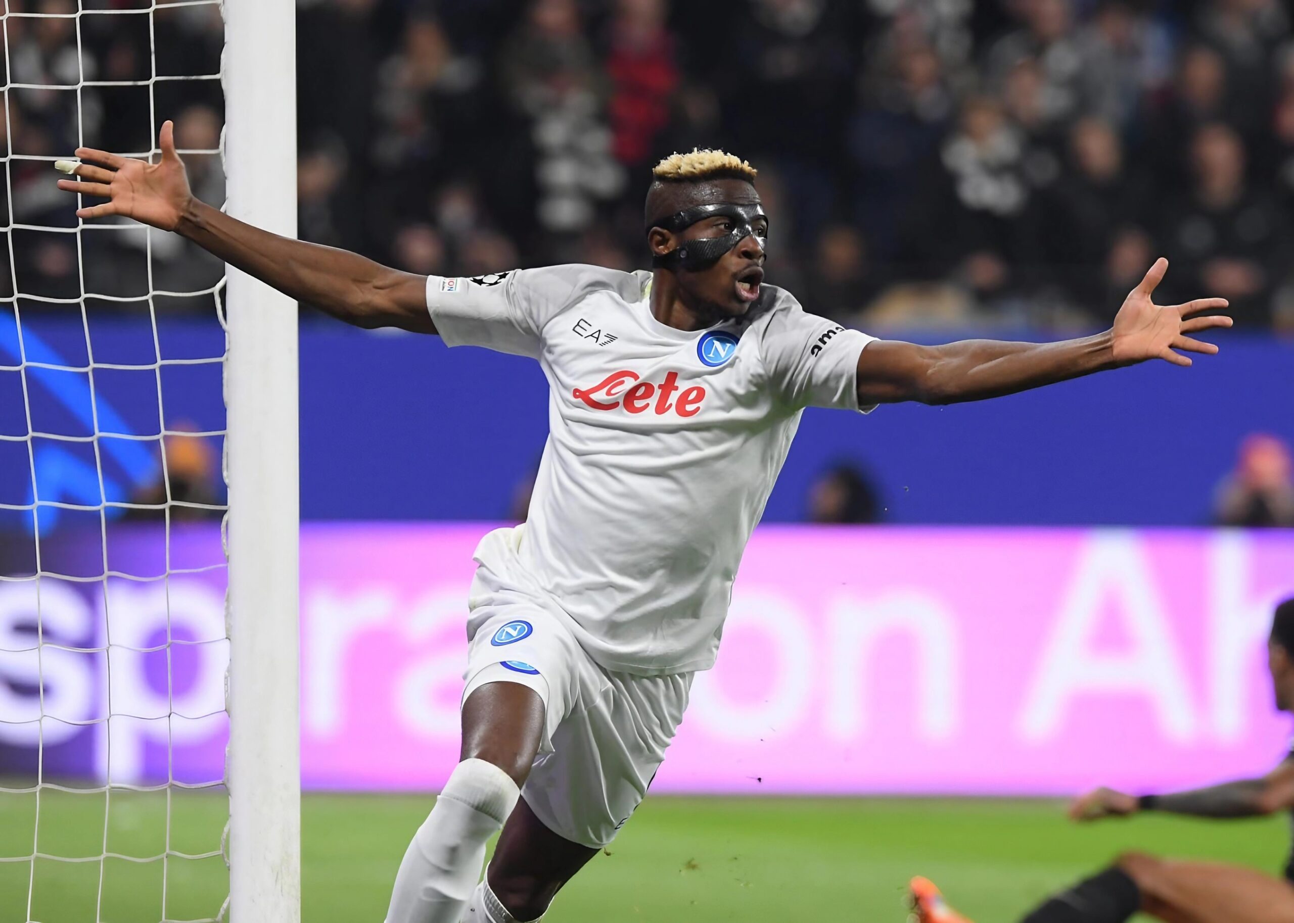 Victor Osimhen, footballeur du SSC Napoli, célèbre après un but