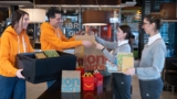 Mc Donald’s a Napoli dona migliaia di pasti caldi a settimana alle famiglie povere