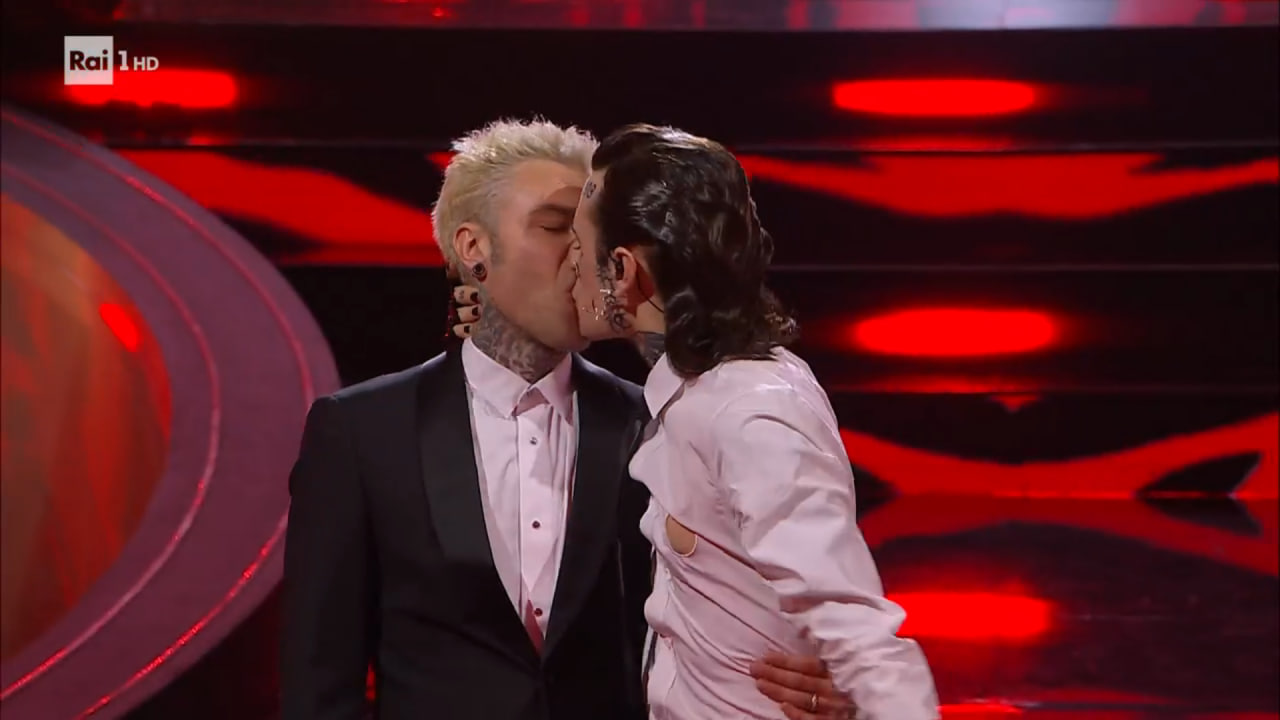 Fedez beijado por Rosa Chemical em Sanremo 2023